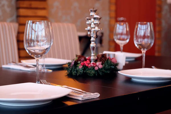 Empty glasses in restaurant — Stock Photo, Image