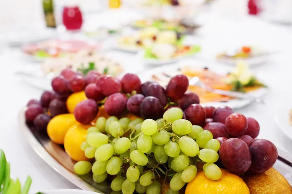 Vruchten schotel op tafel feestzaal — Stockfoto