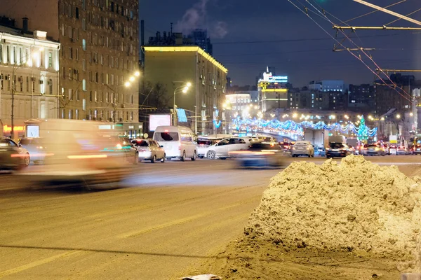 Carros em uma estrada nevada na rua — Fotografia de Stock