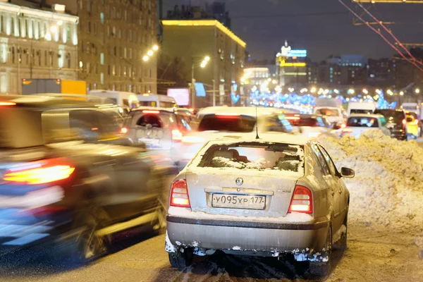 Автомобили на снежной дороге на улице — стоковое фото