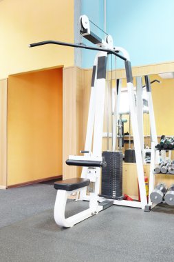 Spor salonu ekipman ile iç