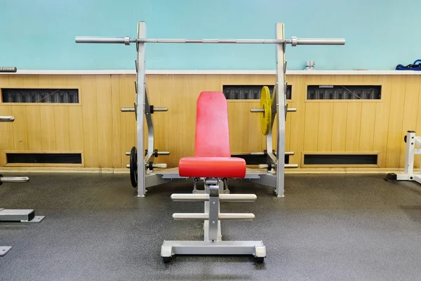 Interieur van fitnessruimte met apparatuur van het — Stockfoto