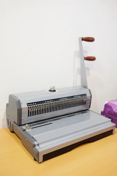 Boekbinden machine. Stitcher — Stockfoto