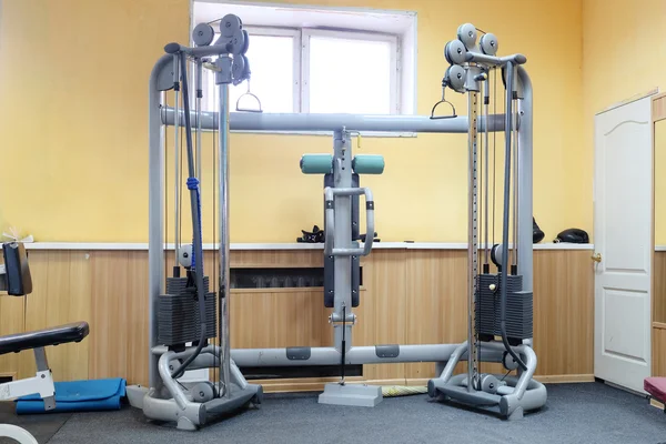 Interior do ginásio com equipamento — Fotografia de Stock