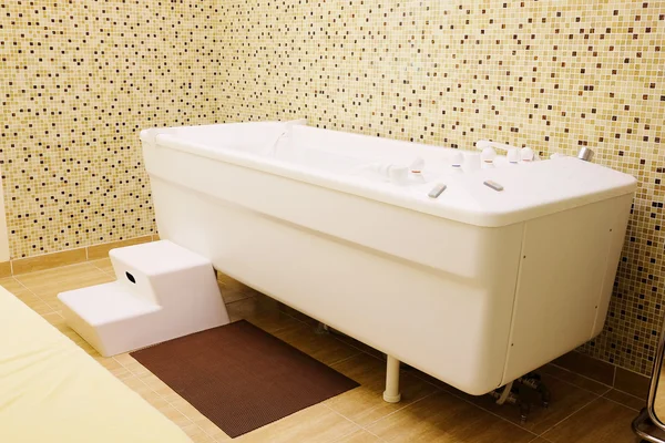 Ванна для бальнеотерапии в СПА салоне — стоковое фото