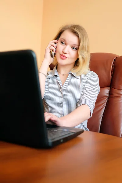 Secretária loira no trabalho — Fotografia de Stock