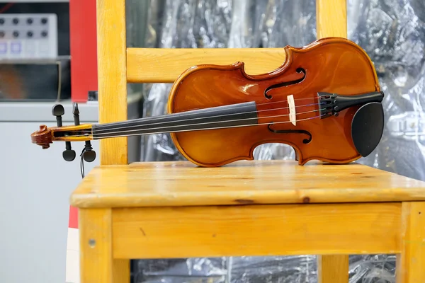 Violino su una sedia di legno — Foto Stock