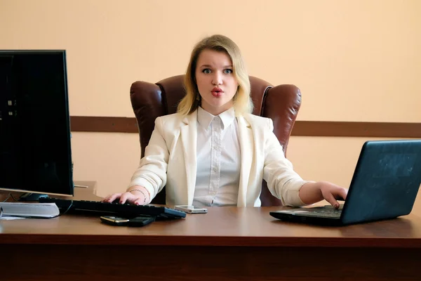 Blonde secretaresse op het werk — Stockfoto