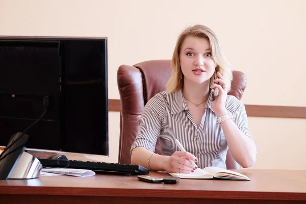 Sonriente secretaria rubia — Foto de Stock