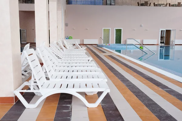 Piscine et parc aquatique dans un hôtel de villégiature — Photo