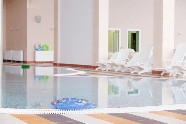 Zwembad en aqua park in een resorthotel — Stockfoto
