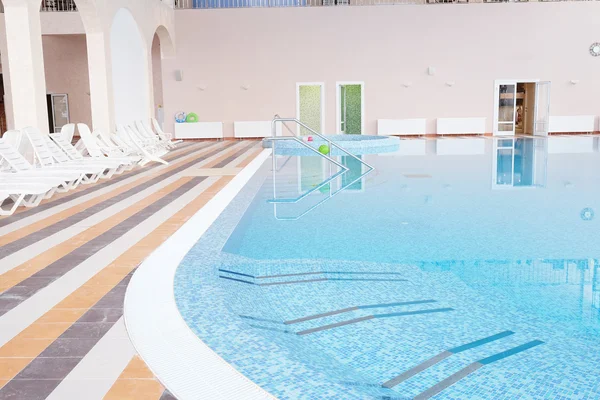 Zwembad en aqua park in een resorthotel — Stockfoto