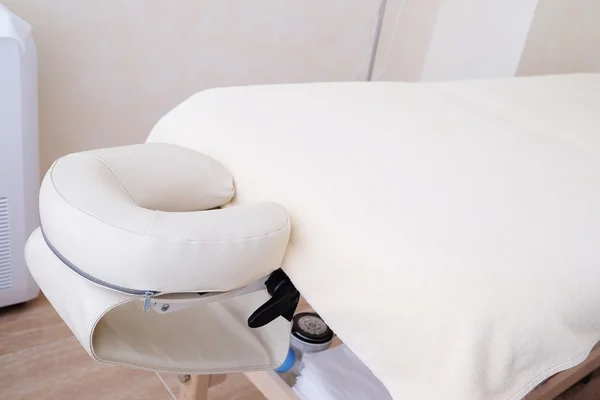 Witte lederen massagetafel — Stockfoto