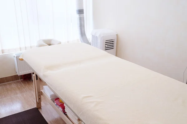 Mesa de massagem vazia — Fotografia de Stock
