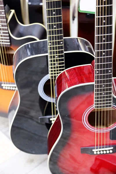 Gitarrer i butiken — Stockfoto