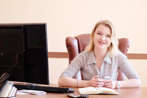 Blonde secretaresse werkt in het kantoor — Stockfoto