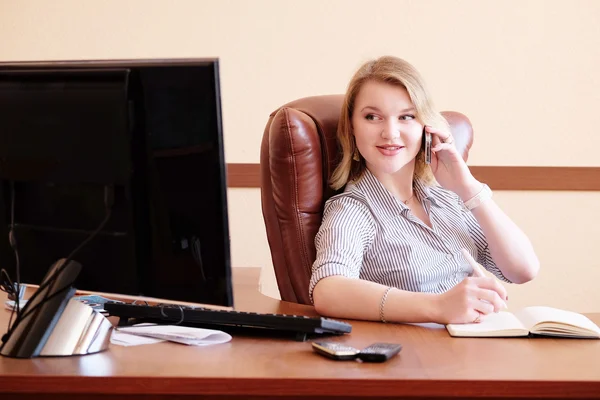 Blonde Sekretärin arbeitet im Büro — Stockfoto