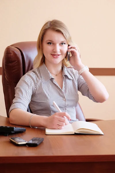 Secretária loira trabalha no escritório — Fotografia de Stock