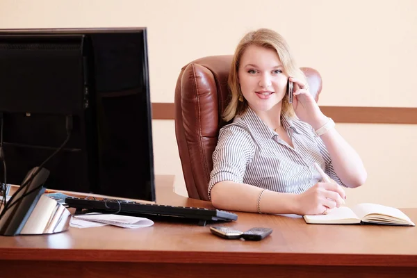 Secretária loira trabalha no escritório — Fotografia de Stock