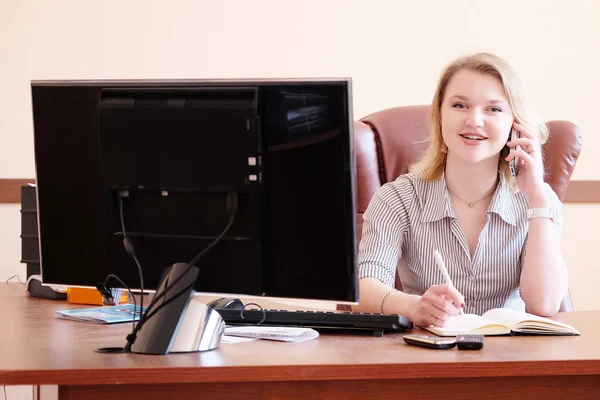 Secretária loira sorridente no escritório — Fotografia de Stock