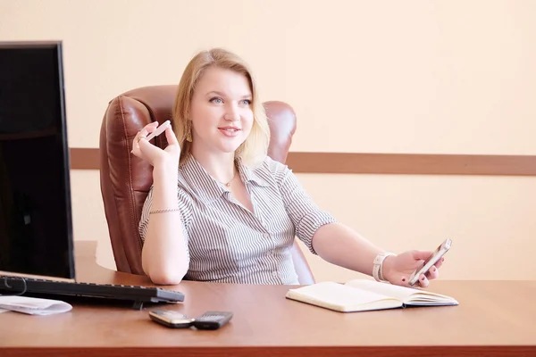 Lächelnde blonde Sekretärin im Büro — Stockfoto