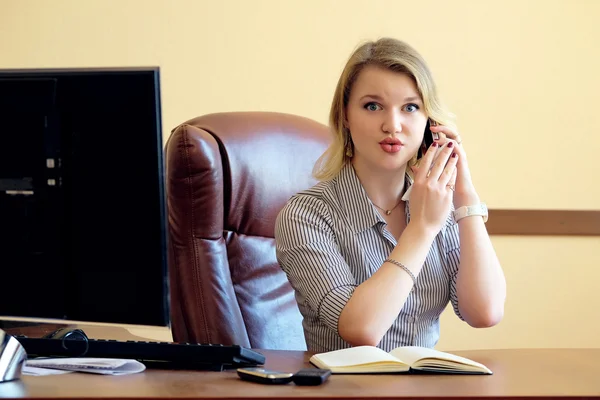 Secrétaire blonde dans le bureau — Photo