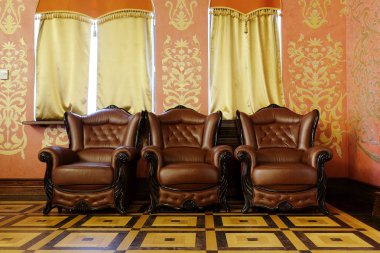 Kahverengi deri sandalye