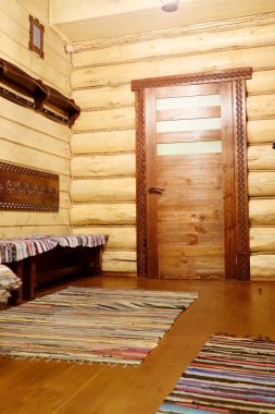 Koridor ahşap kapı ile
