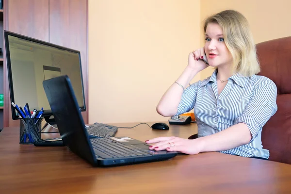 Secrétaire blonde dans le bureau — Photo