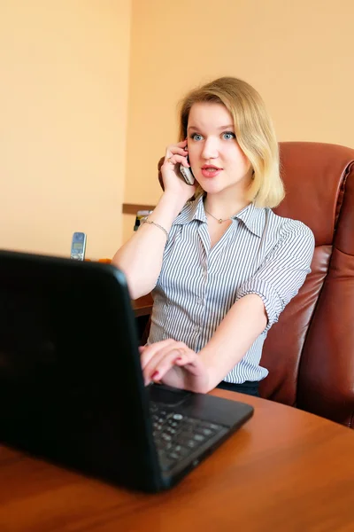 Blonde Sekretärin im Büro — Stockfoto