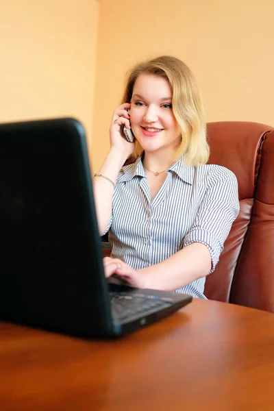 Blonde Sekretärin im Büro — Stockfoto