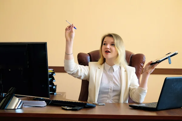 Blonde secretaresse in het kantoor — Stockfoto