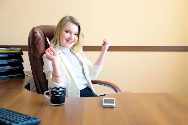 Blonde Sekretärin im Büro — Stockfoto