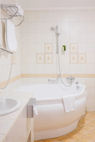Vasca idromassaggio bianca in bagno — Foto Stock