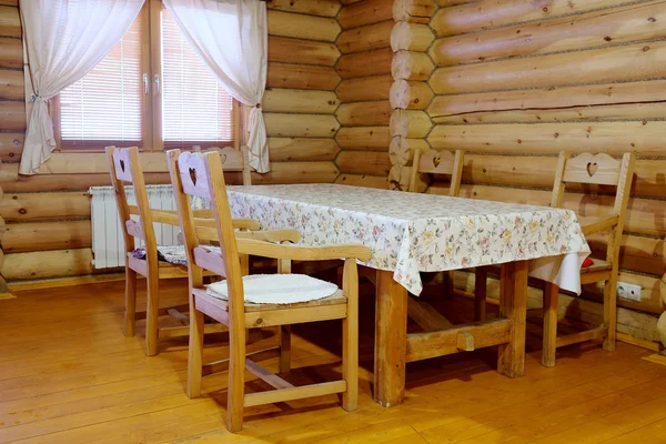 Tisch und Stühle im Esszimmer — Stockfoto