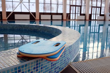 Yüzme için iki tahtayla