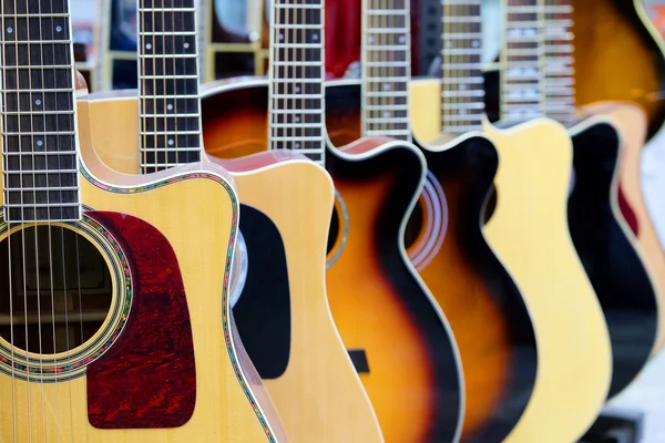 Gitarrer i butiken — Stockfoto