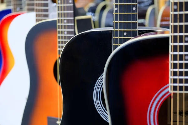 Guitarra acústica colorida — Fotografia de Stock