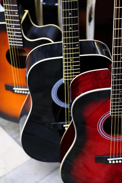 Guitarras em fundo loja — Fotografia de Stock