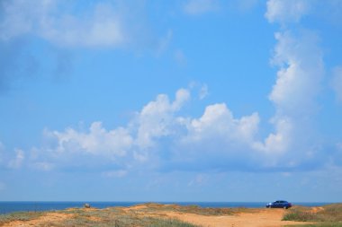 Mavi gökyüzü ve araba