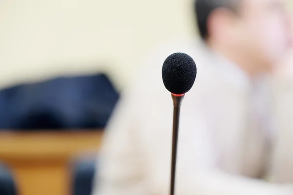 Mikrofon w audytorium z bliska — Zdjęcie stockowe