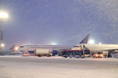 Ticari uçaklar havaalanında otopark