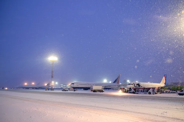 Aviões comerciais estacionando no aeroporto — Fotografia de Stock