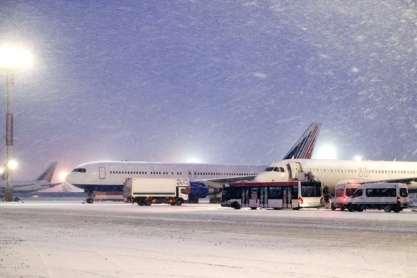 Commerciële vliegtuigen parkeren bij de luchthaven — Stockfoto