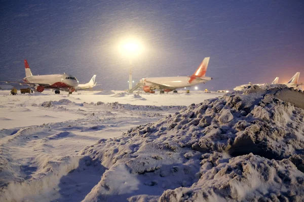 Ticari uçaklar havaalanında otopark — Stok fotoğraf