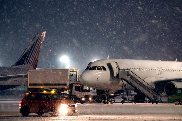 Aviões de estacionamento no aeroporto — Fotografia de Stock