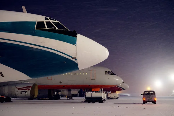 비행기는 공항 주차 — 스톡 사진