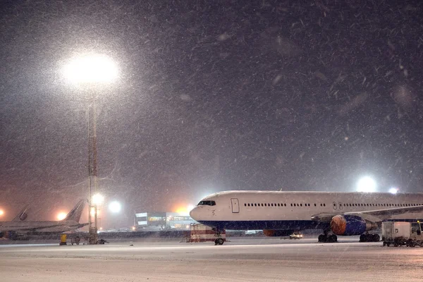 Parkeren bij de luchthaven vliegtuigen — Stockfoto