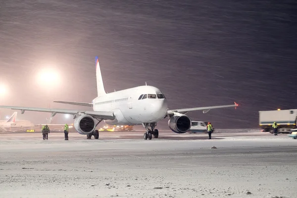 飞机停在机场在冬季 — 图库照片