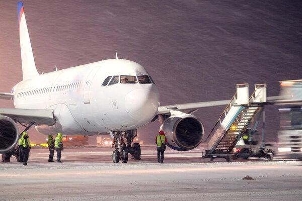 Serves the ladder to the plane